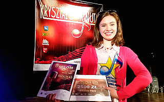 Klara Płatek nagrywa piosenkę w Radiu Olsztyn